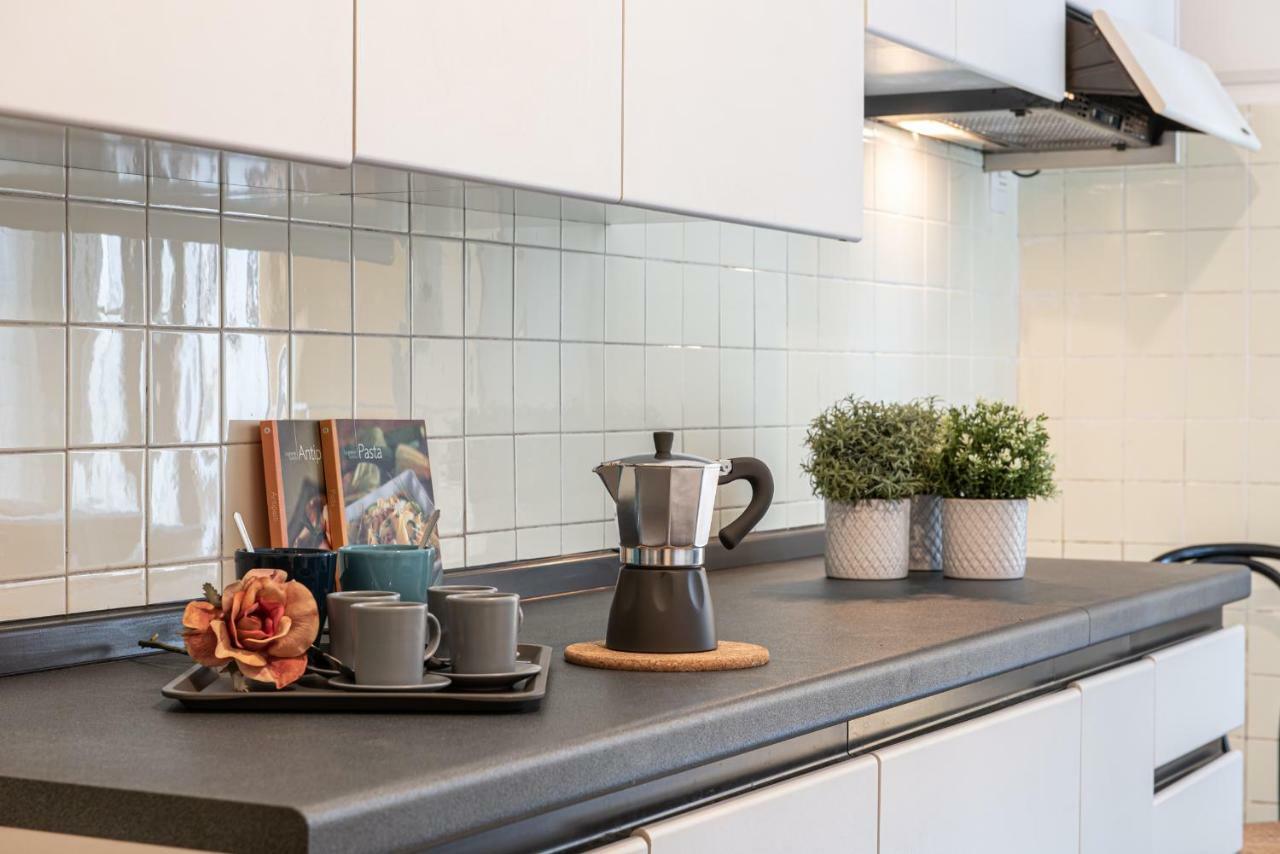 Joivy Sophisticated 3-Bed Flat With Desk Lägenhet Milano Exteriör bild