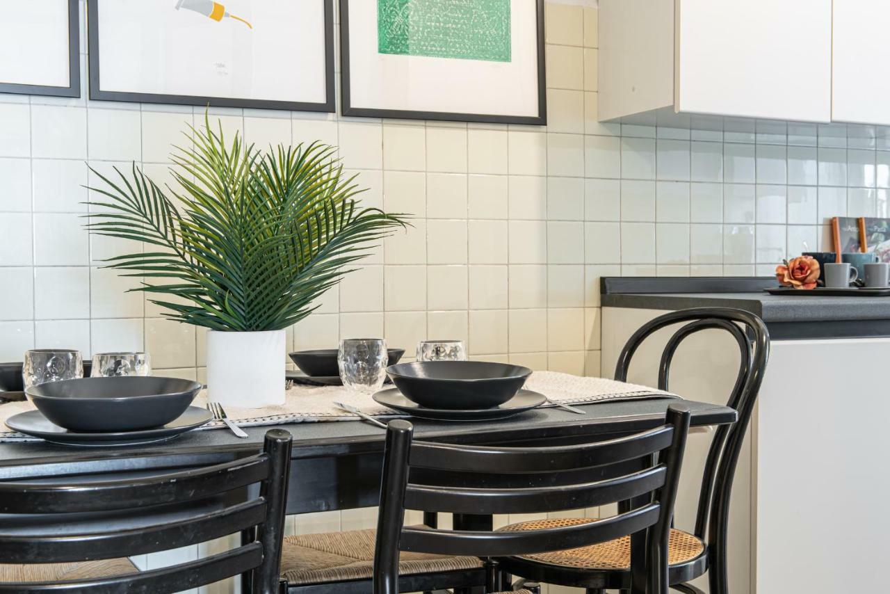 Joivy Sophisticated 3-Bed Flat With Desk Lägenhet Milano Exteriör bild
