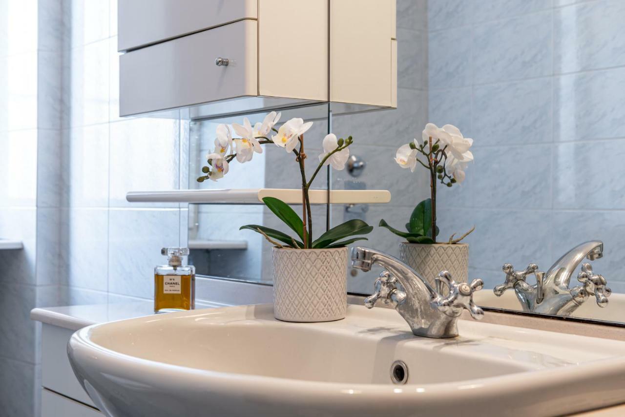 Joivy Sophisticated 3-Bed Flat With Desk Lägenhet Milano Exteriör bild